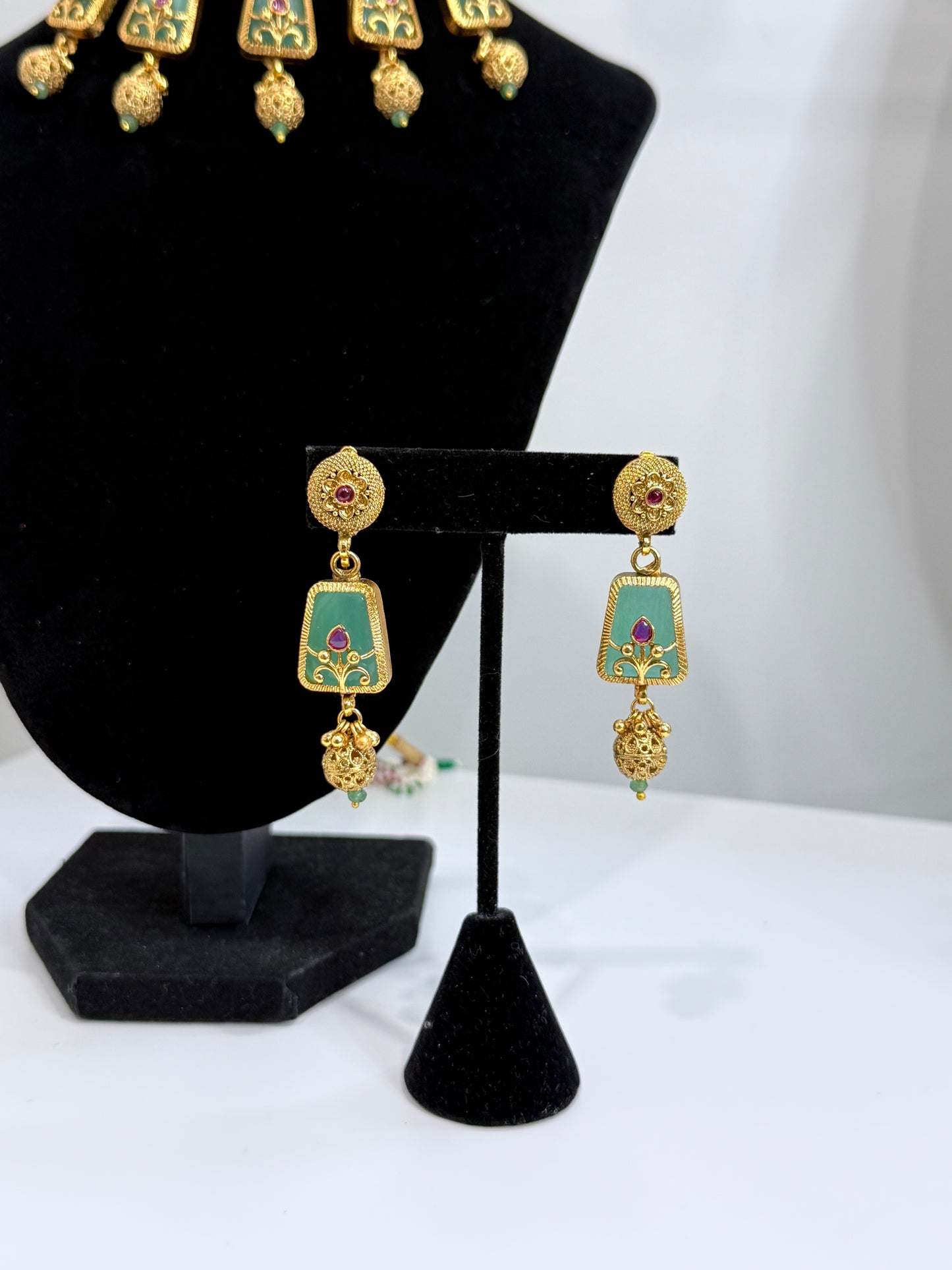 Unique Heritage Set - "Bottle Green" Stone set in Gold