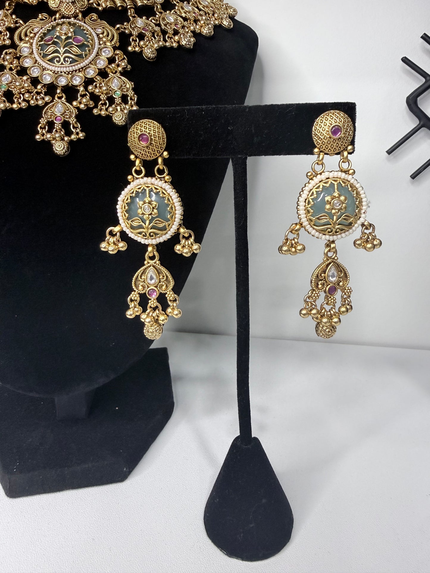 STUNNING Heritage Set with Double Chain Detail