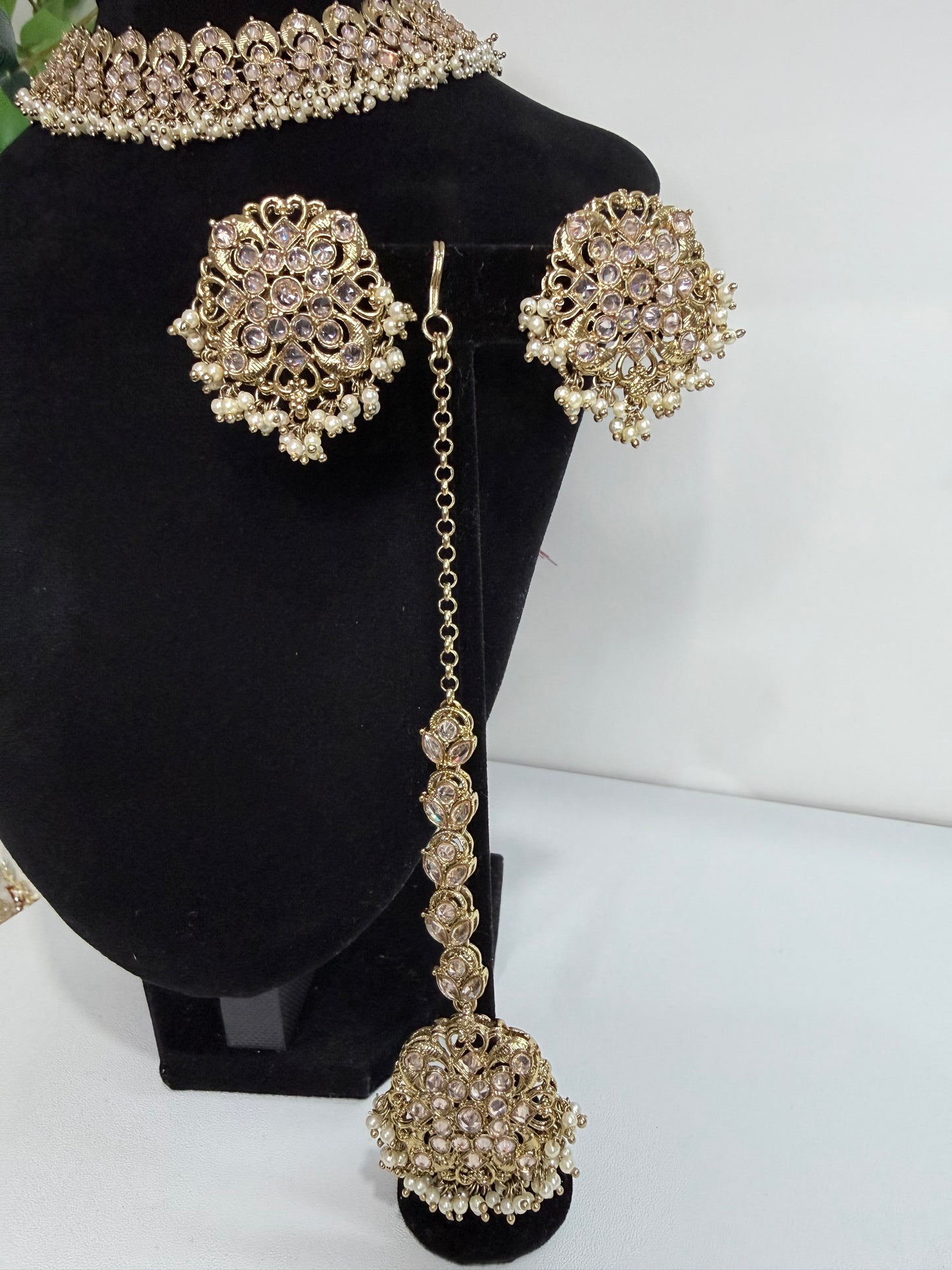 Pretty, Versatile Choker Set with Stud earrings and Tikka