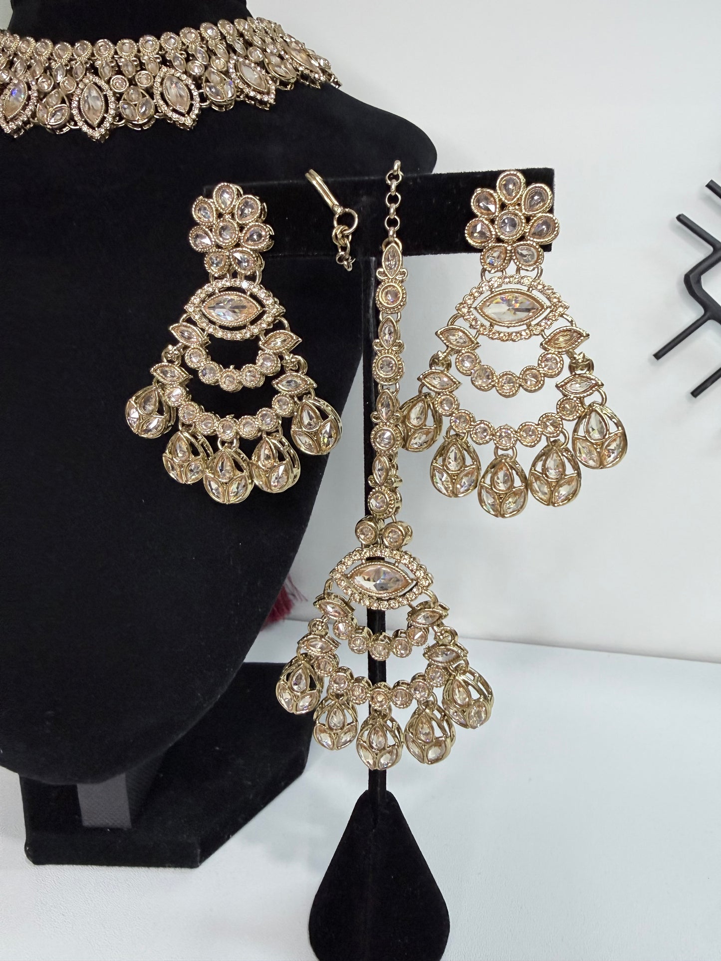 Elegant Choker Set with Tikka