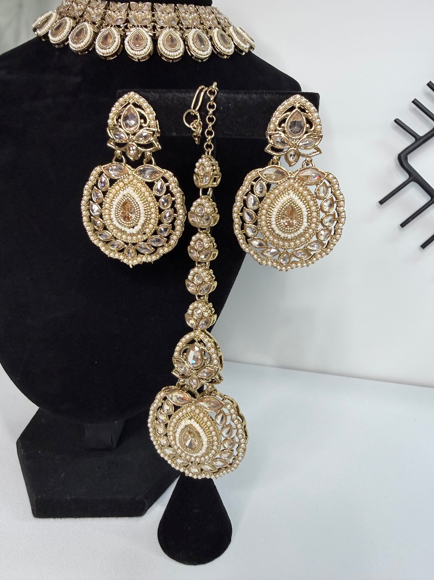 Gold Collar-Style Choker Set with Tikka
