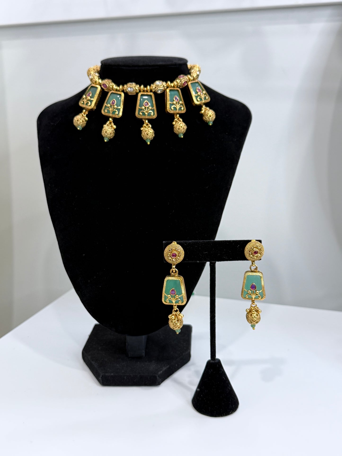 Unique Heritage Set - "Bottle Green" Stone set in Gold