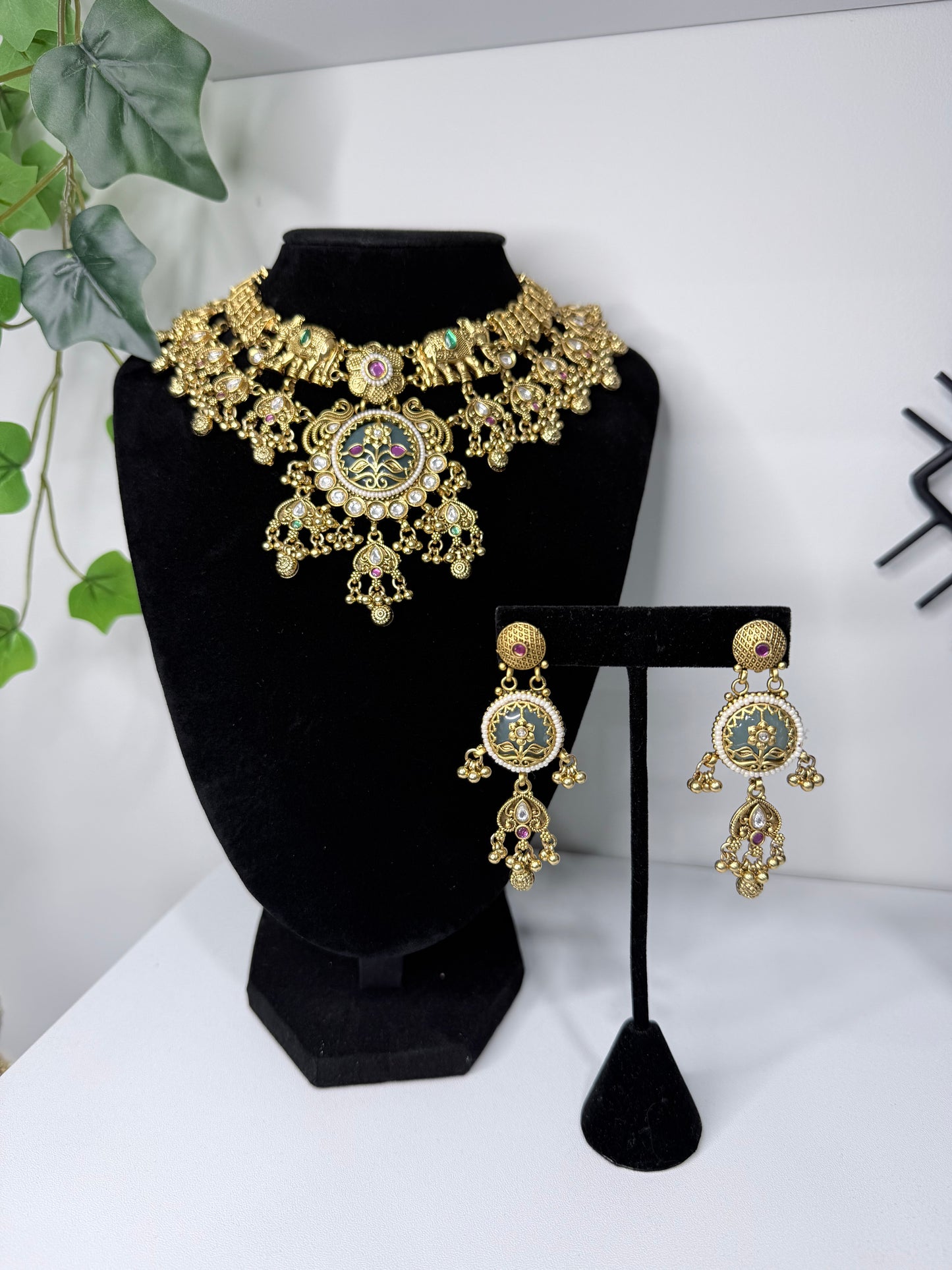 STUNNING Heritage Set with Double Chain Detail