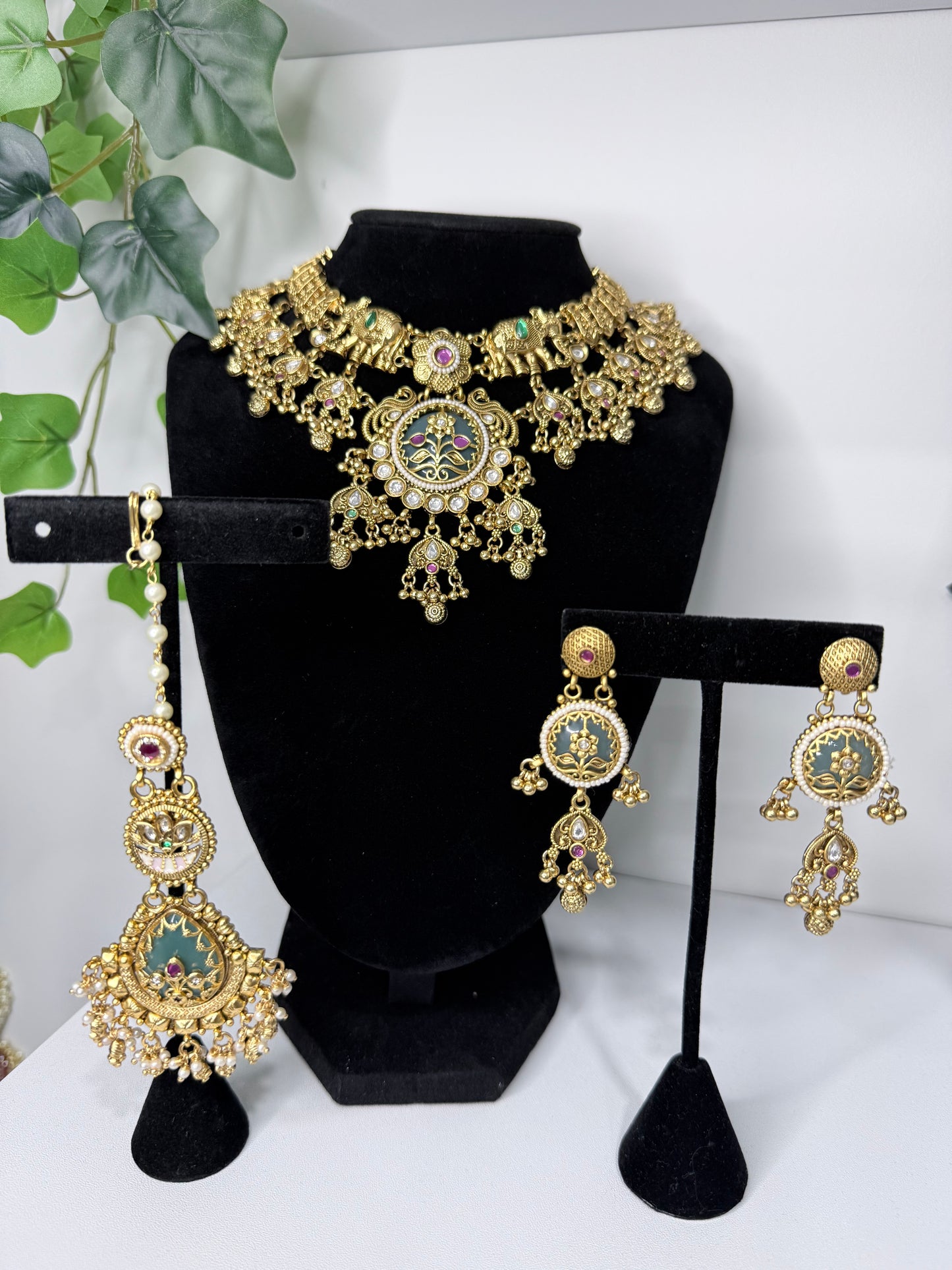 STUNNING Heritage Set with Double Chain Detail