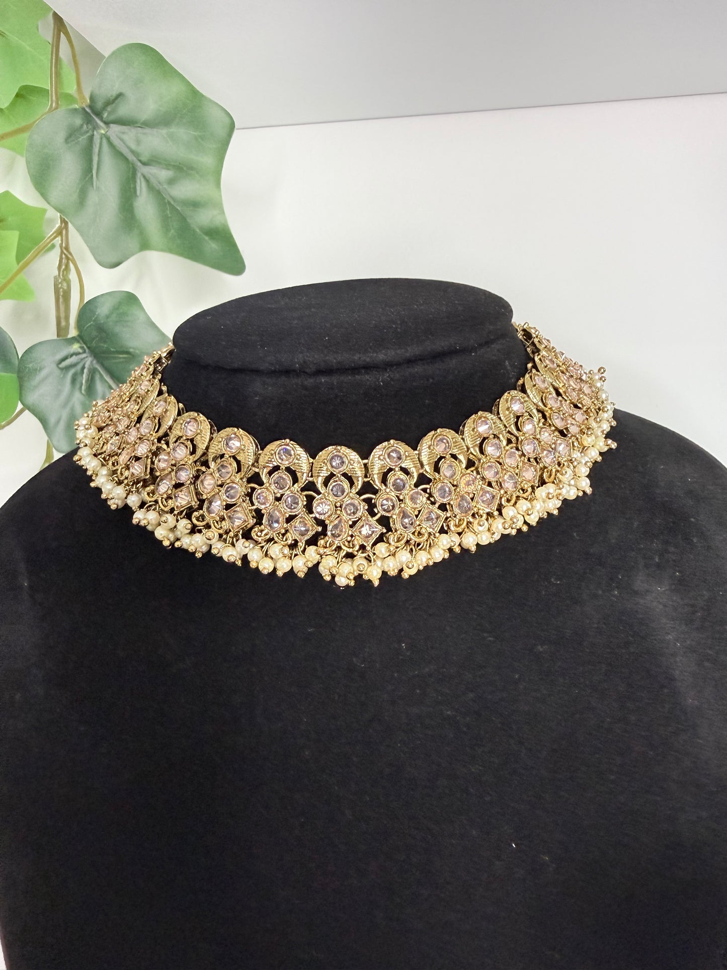 Pretty, Versatile Choker Set with Stud earrings and Tikka