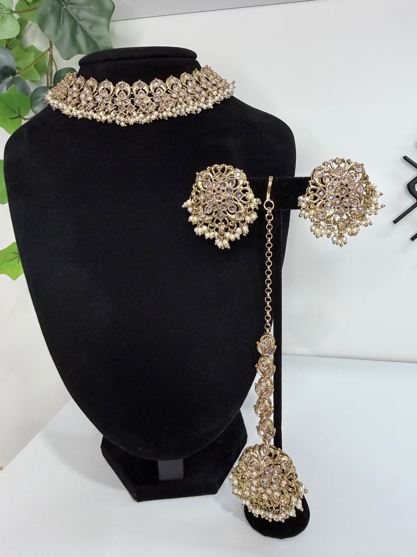 Pretty, Versatile Choker Set with Stud earrings and Tikka