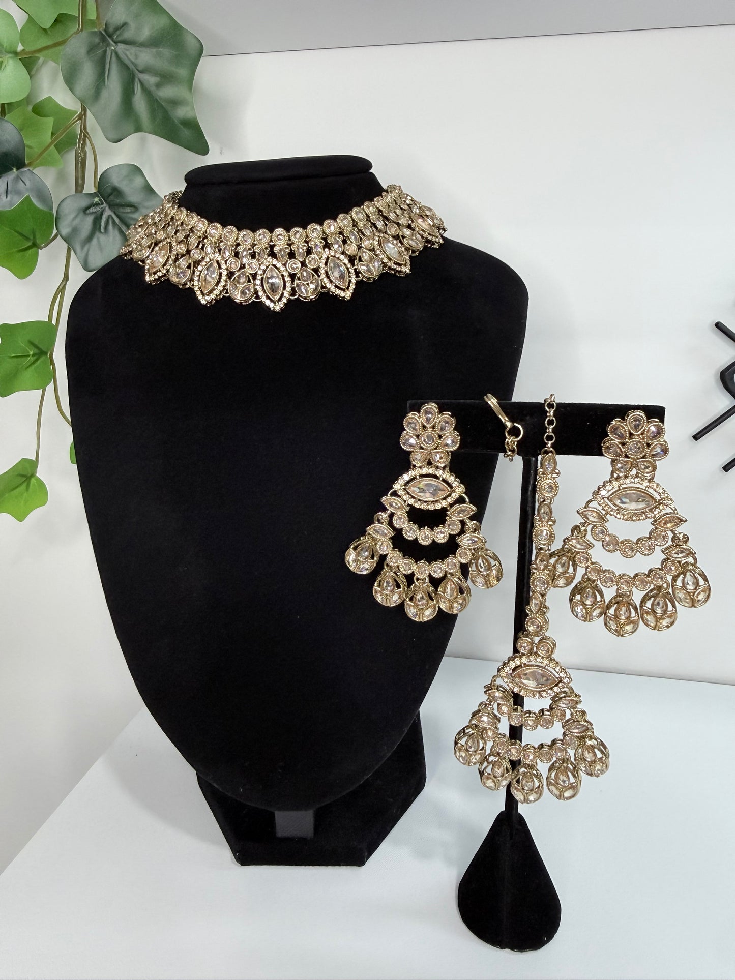 Elegant Choker Set with Tikka