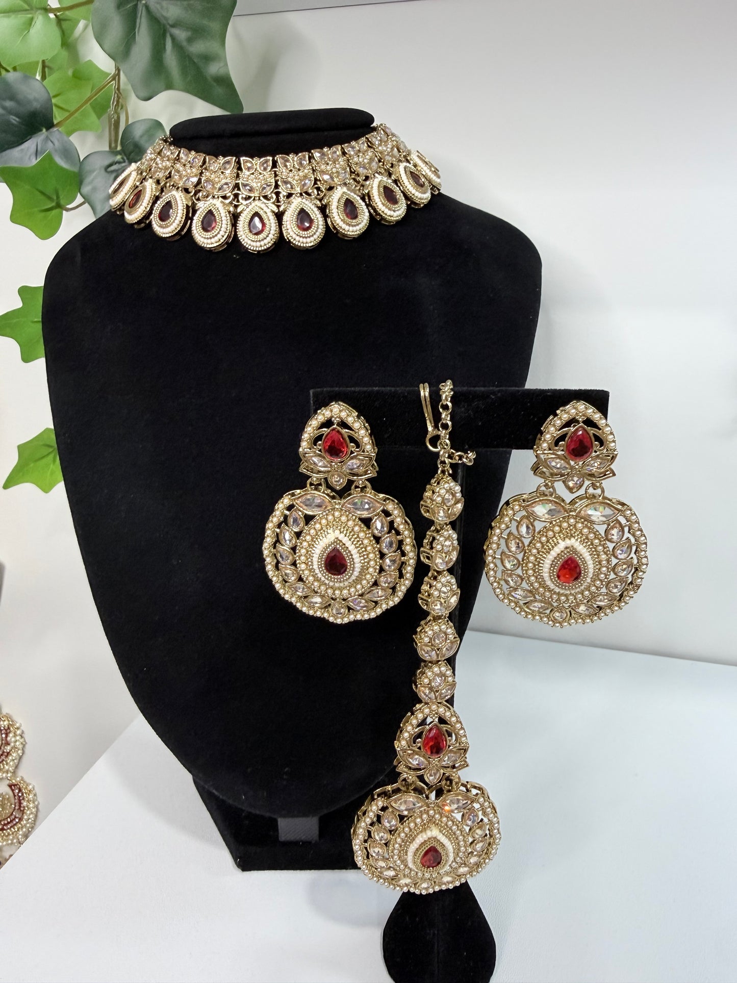 Red and Gold Collar-Style Choker Set with Tikka