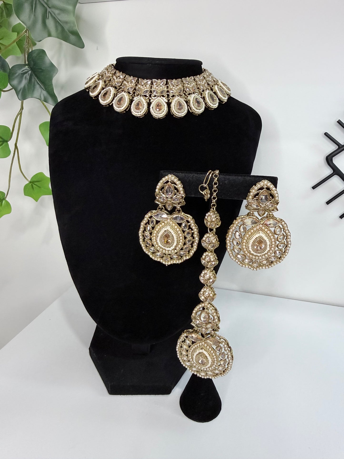 Gold Collar-Style Choker Set with Tikka