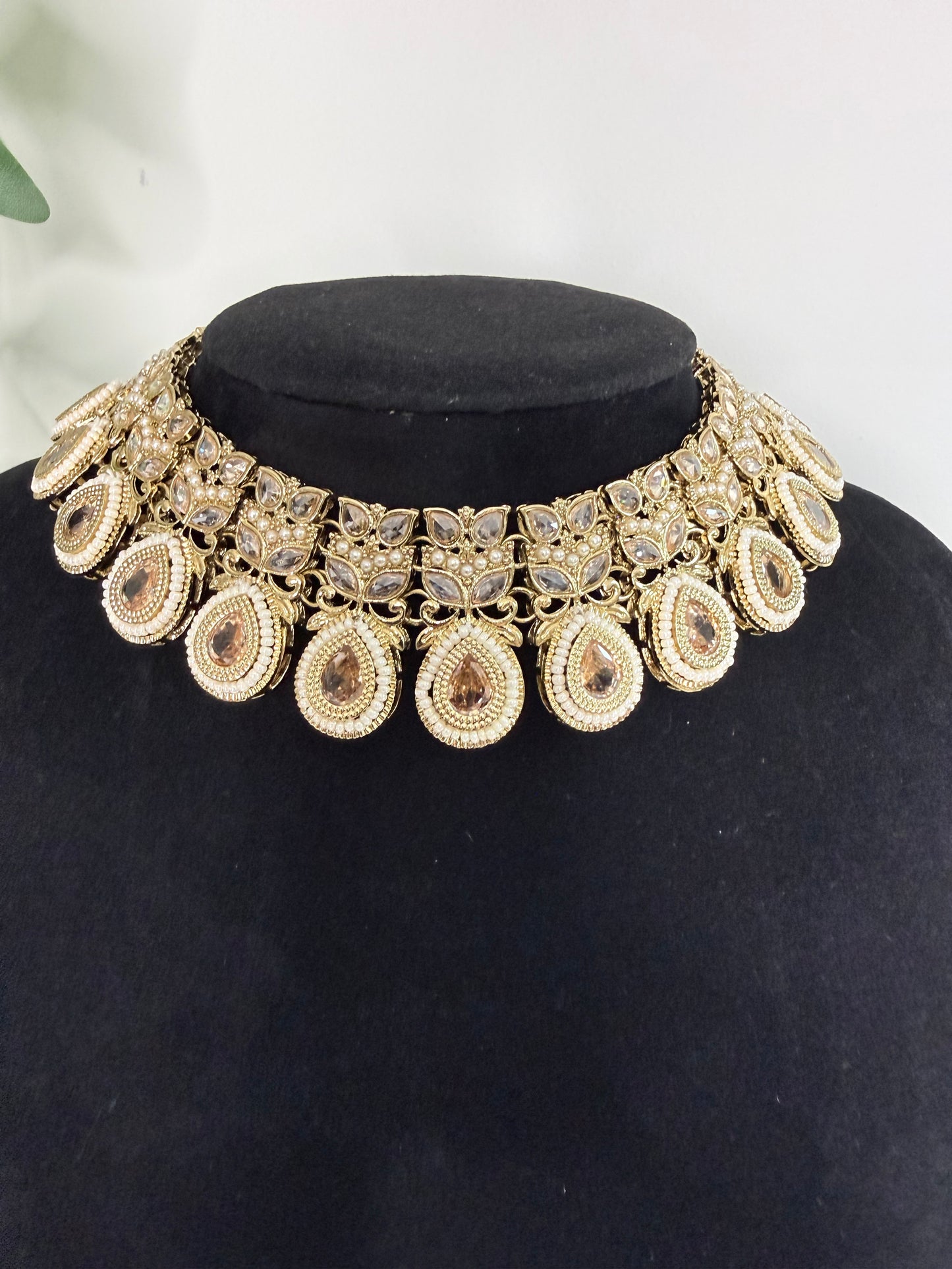 Gold Collar-Style Choker Set with Tikka