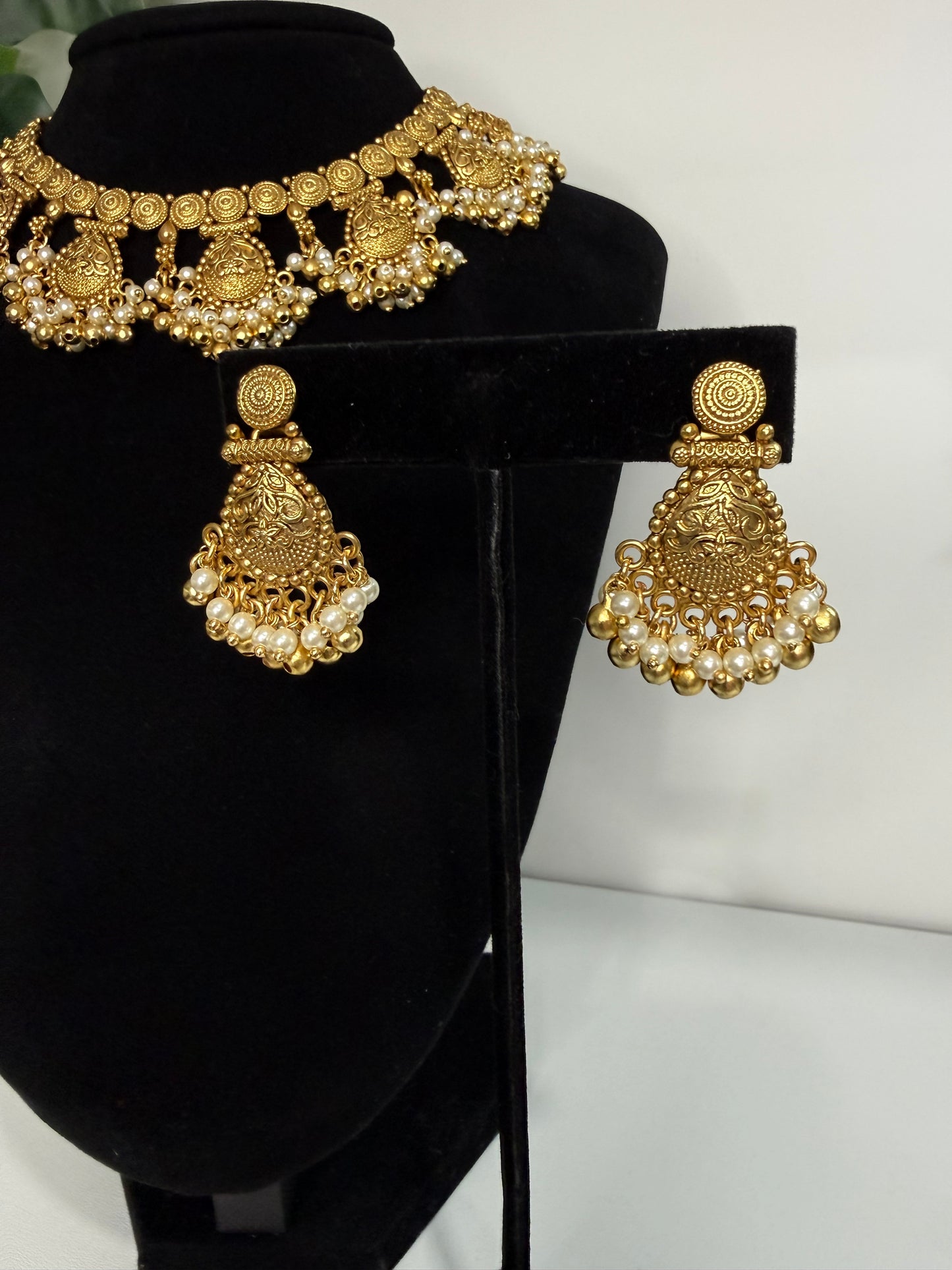 STUNNER Like-Gold Set with Pearl Detail