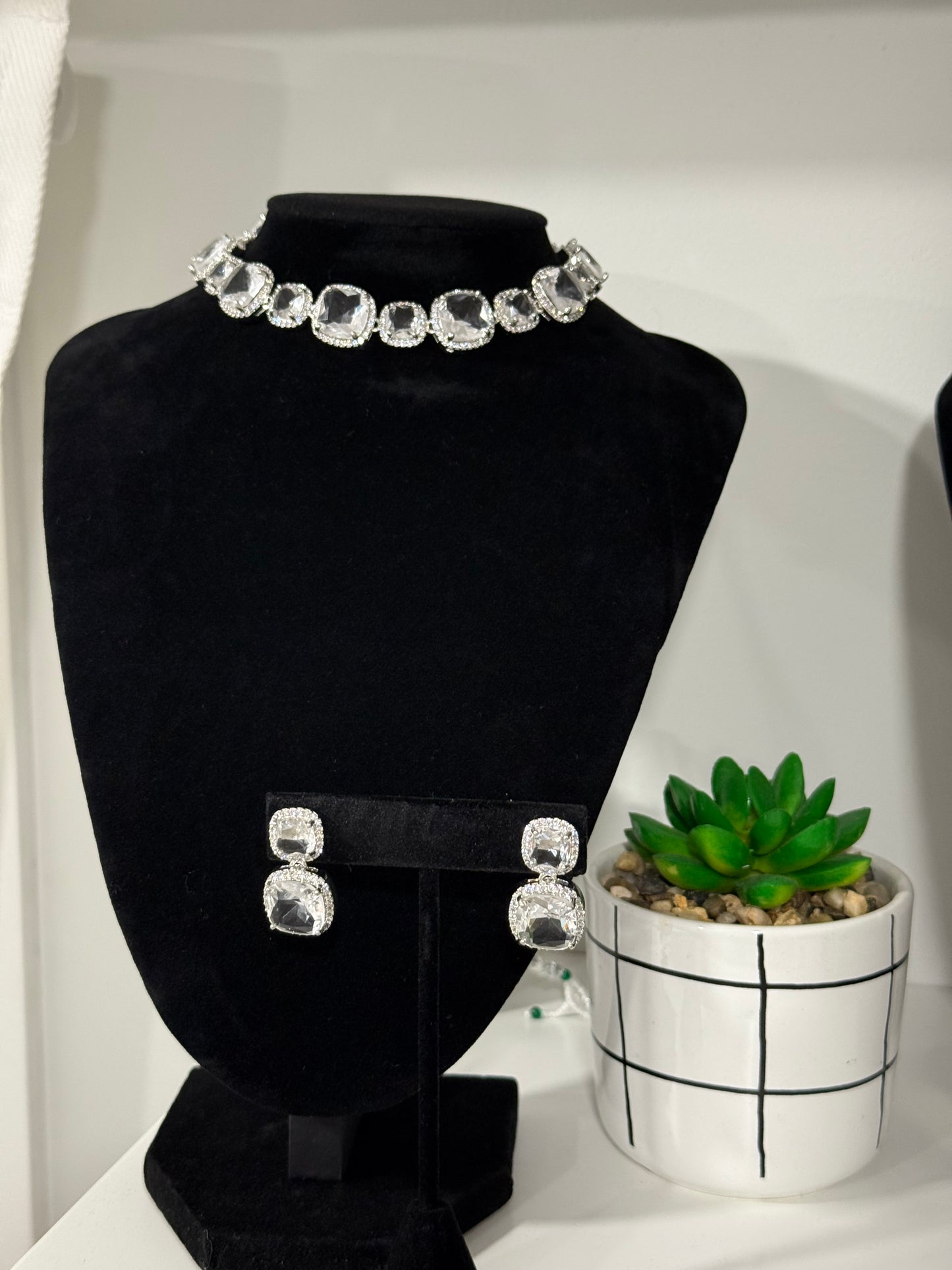 Elegant Stone Choker Set