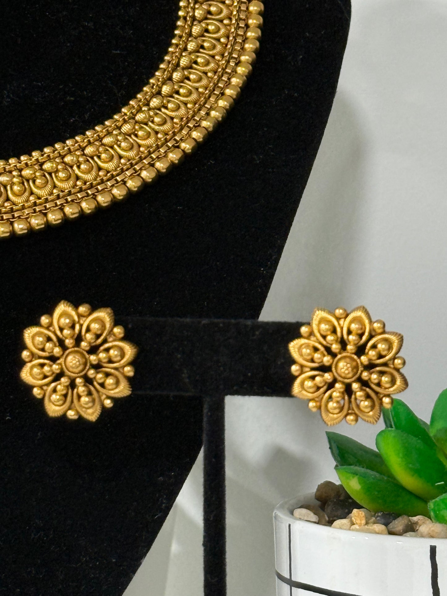 Gold-Like Circle Stud Set